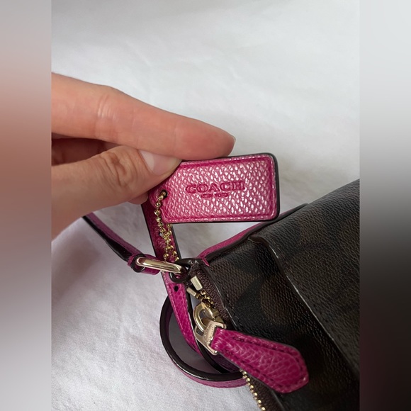 ***SOLD***COACH CROSSBODY BAG in Brown and Fuchsia Leather Messenger Bag Signatu - Picture 9 of 16